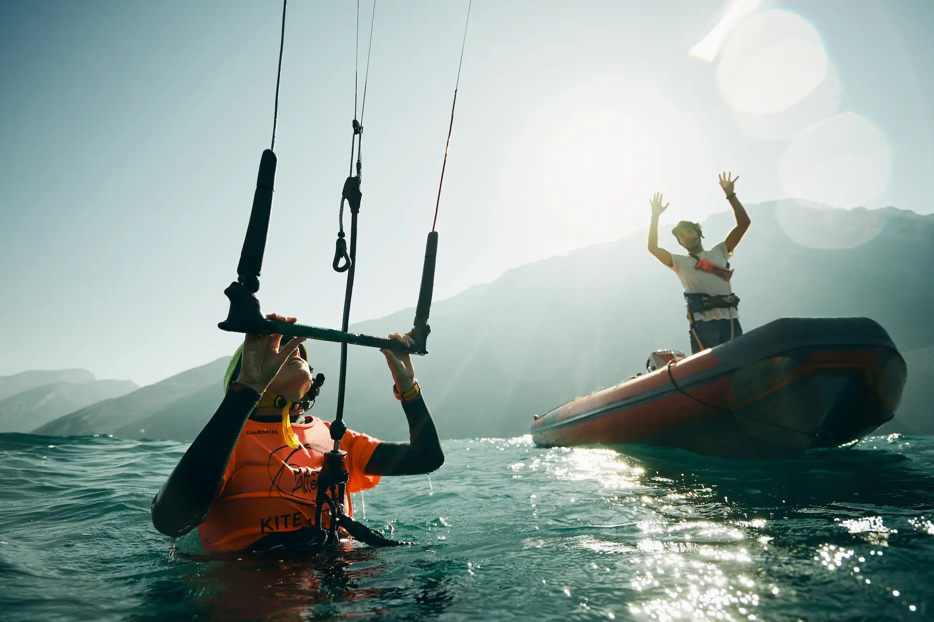 Kiteschüler im Wasser Lehrer auf dem Boot am Gardasee