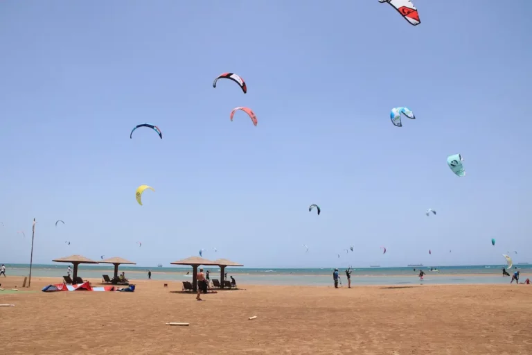 kitesurfer in Lagune in Egypt
