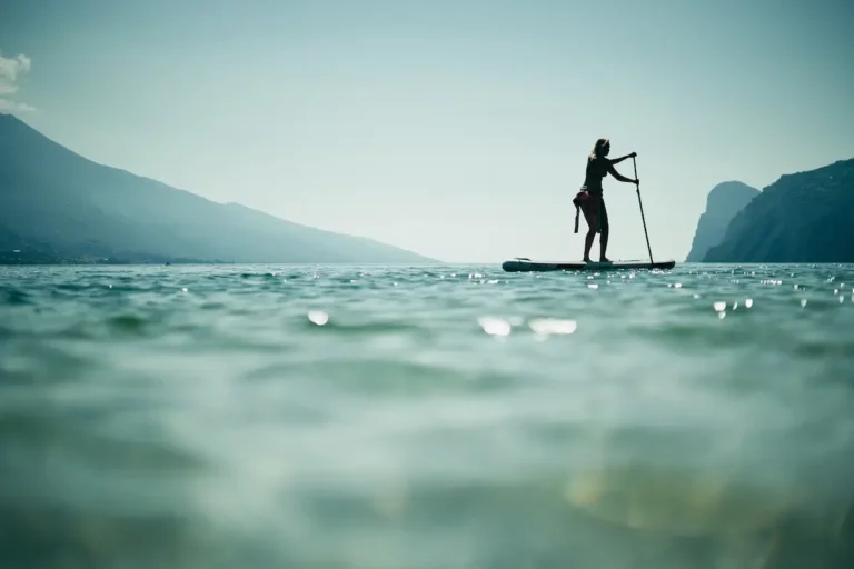 Stand-Up-Paddler am Gardasee mit Bergen im Hintergrund