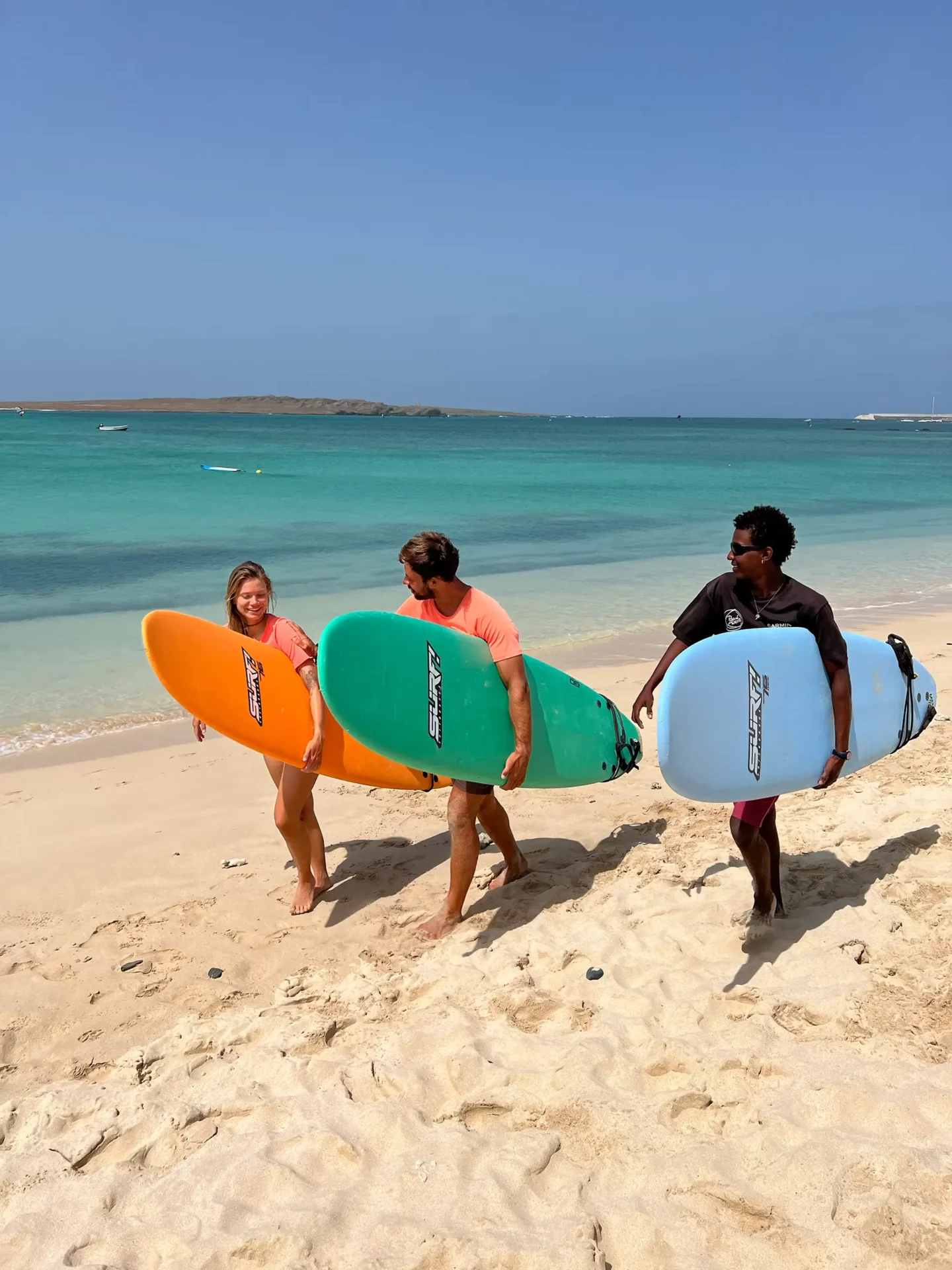 drei Surfer am Strand von Boavista