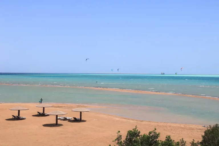 Lagune in Ägypten mit Kitesurfern