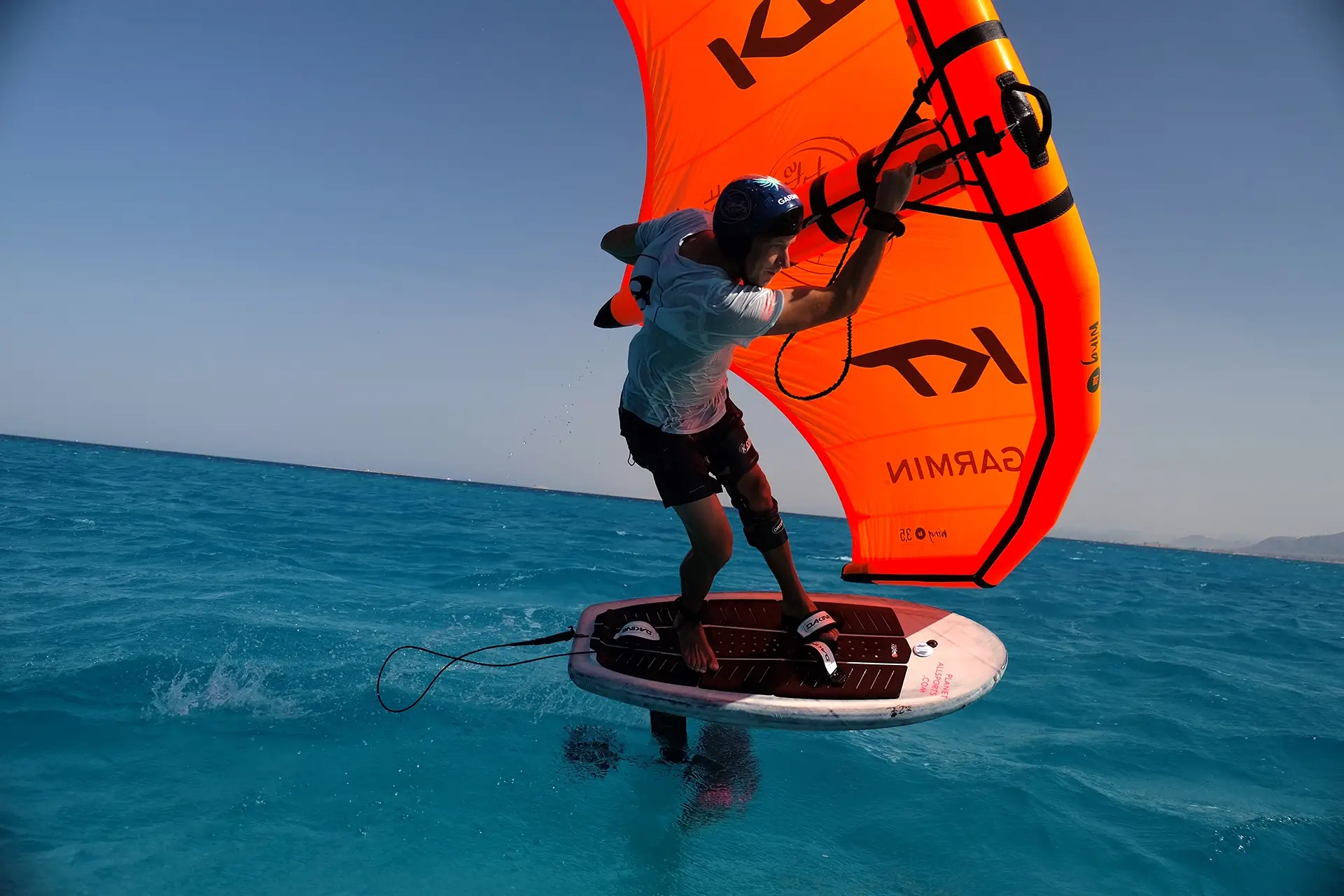 Felix Quadfaß wingfoilt in Ägypten mit orangen Wing
