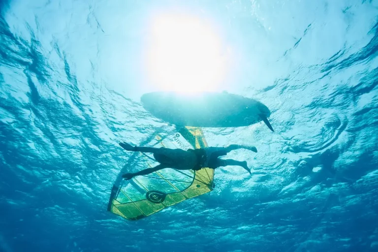 Felix Quadfass Windsurfer taucht unter windsurfboard in türkisen Wasser