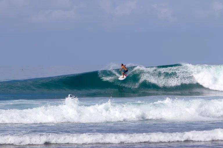 Felix Quadfass surfer in boardshort auf welle cutback