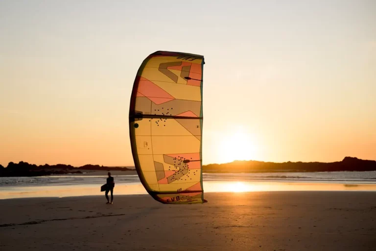 Kite am Strand bei Sonnenuntergang