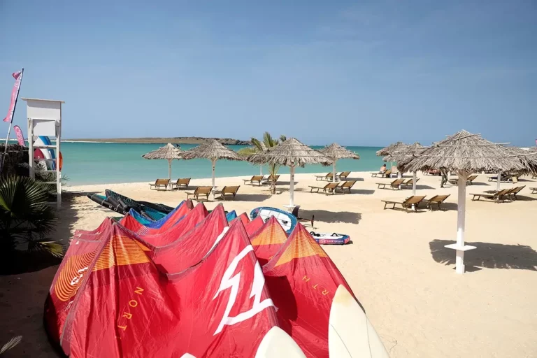 Rote Kites am Strand von Boavista mit türkisem Wasser