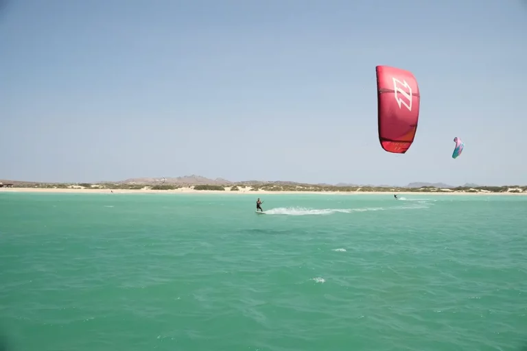 Roter Kite gleitet über das Wasser