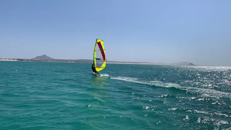 Windsurfer mit gelben Segel in Boavista