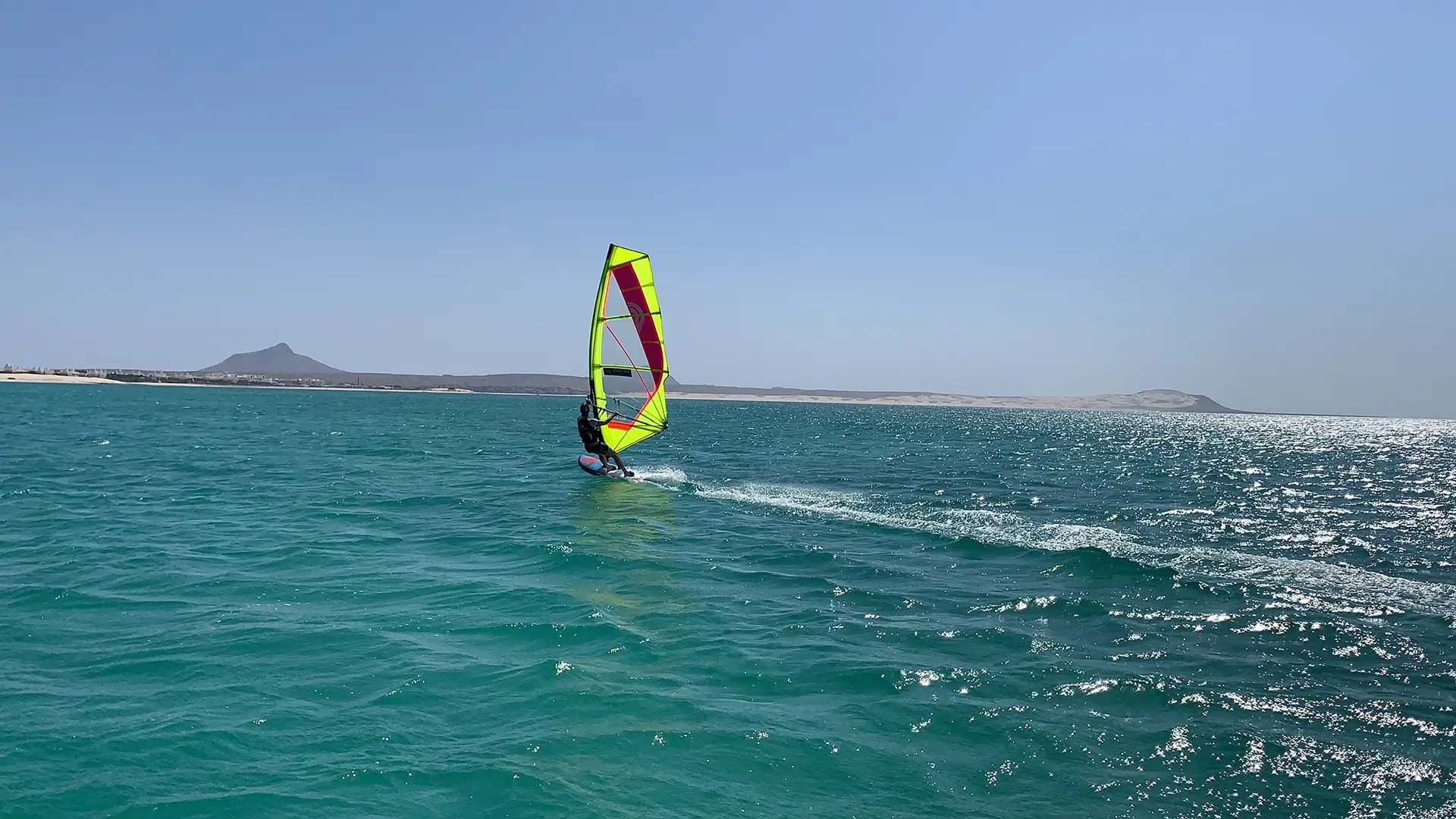 Windsurfer mit gelben Segel in Boavista