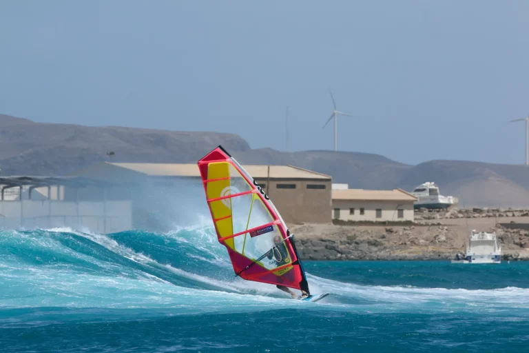 Windsurfer mit pinken Segel in der Welle Boavista