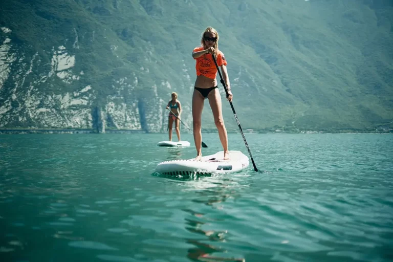 2 women SUP at Lake Garda