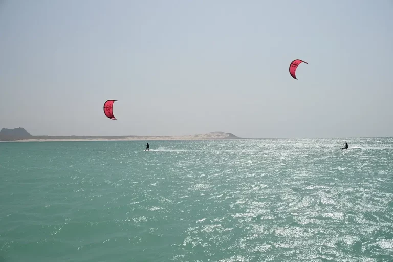 zweit Kiter mit roten Kites kiten auf Boavista